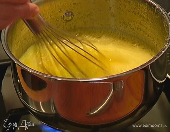 Приготовить крем: в небольшой кастрюле соединить оставшийся сахар, яйца и лимонный сок и взбить миксером. Поместить кастрюлю на водяную баню и, непрерывно помешивая, прогревать, пока крем не загустеет.