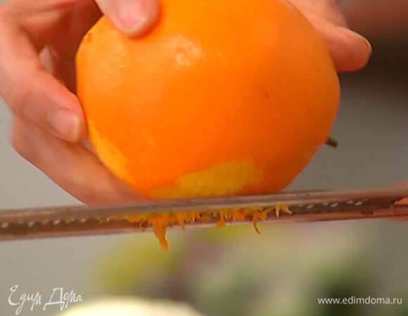 Натереть на мелкой терке 1/2 ч. ложки цедры апельсина и 1/2 ч. ложки цедры лайма.