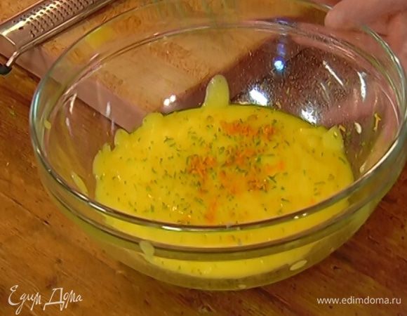 Снять кастрюлю с огня и, продолжая перемешивать, небольшими порциями ввести 100 г предварительно размягченного сливочного масла, затем пропустить крем через сито, добавить в него цедру апельсина и цедру лайма, все перемешать.