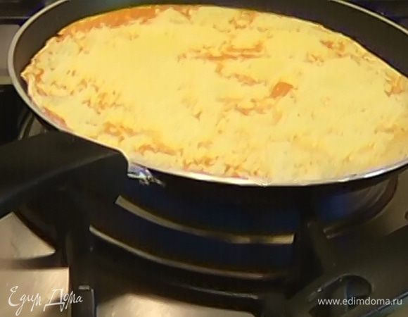 Разогреть сковороду и испечь блины.