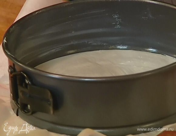 Разъемную форму выстелить бумагой для выпечки, смазать дно и бока оставшимся сливочным маслом.