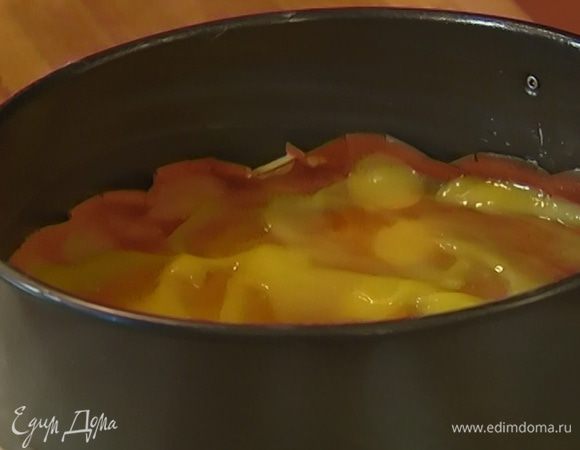 На дно формы поместить блин, выложить на него 1 ст. ложку лимонного крема, равномерно распределить, затем так же уложить оставшиеся блины, смазывая каждый кремом (1–2 ст. ложки крема оставить). 