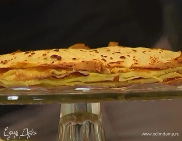 Срезать у готового торта неровные края, посыпать его сахарной пудрой и смазать бока оставшимся кремом.