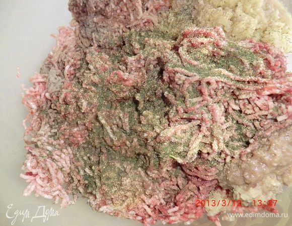 Приготовить фарш из оленины и свиного шпика. В фарш добавить яйцо, немного белого хлеба, и картофель, солим перчим