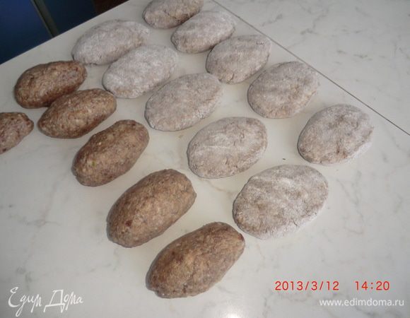 Формируем котлетки, обваливаем в муке, или в сухарях. Жарим