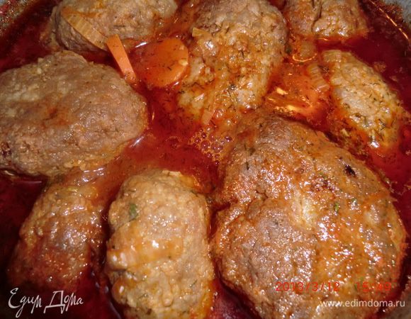 Можно сделать соус и потушить минут 15 наши котлеты