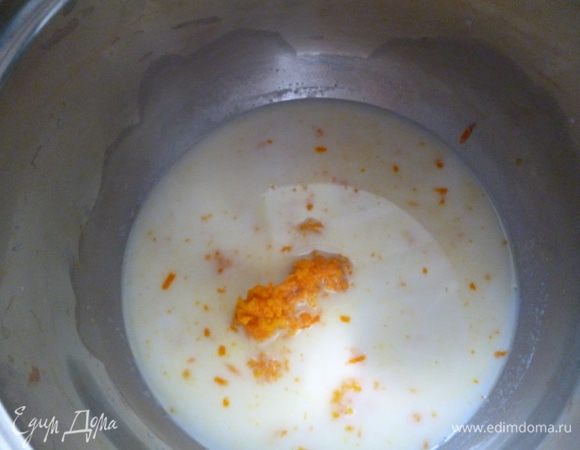 От общего количества молока отлить половину стакана в отдельную посуду, добавить натертую цедру апельсина, сахар и довести до кипения. Накрыть крышкой и дать остыть.
