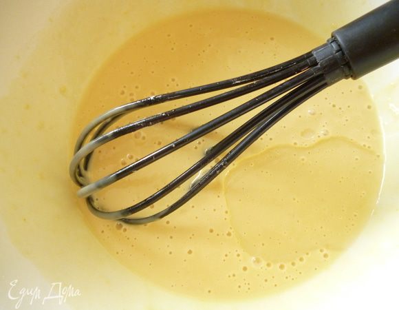 Взбить яйца с щепоткой соли до легкой пенки, добавить процеженную смесь и сок, хорошо перемешать венчиком. Муку посеять и соединить ее с яично-апельсиновой смесью. Хорошо все перемешать венчиком до однородного густоватого теста. Добавить растительное масло и снова все хорошо перемешать.