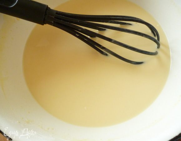 Затем влить оставшееся молоко и хорошо перемешать.