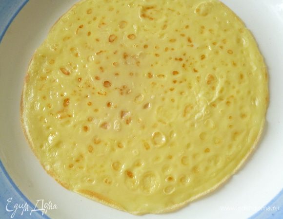 Жарим блинчики на хорошо нагретой сковороде. Я выпекаю по старому проверенному мною методу: пеку в чугунной сковороде, которую протираю кусочком сала перед заливкой теста. Вы можете печь по-своему. Готовые блинчики выкладываем на блюдо, смазываем тонким слоем сливочного масла. Наливаем чай и подаем блины на стол. Приятного вам аппетита!