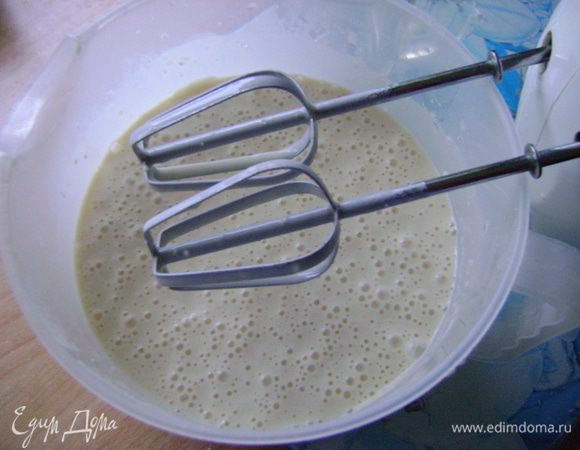 В кефир добавляем соду и отставляем в сторону.Отдельно смешиваем яйца,воду только холодную,соль,сахар,теперь добавляем кефир ,а затем муку. и масло.Все хорошо перемешиваем.Я использовала миксер,чтобы не было комочков.
