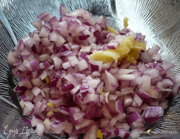 Готовим начинку. Мелко рубим лук, на терке натираем чеснок. Добавляем в фарш лук и чеснок, а также специи, травы. Хорошо перемешиваем.