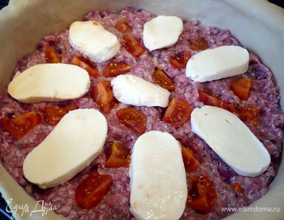 Выкладываем ровно начинку. Для помидорок я делала в начинке углубления. Вторую часть теста раскатываем также тонко и делаем в ней фигурные надрезы. 