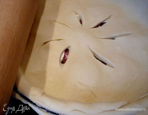 Выкладываем второй пласт теста на начинку и проходимся по краям формы скалкой, чтобы лишнее тесто отделилось и его можно было легко снять. Края двух пластов хорошенько скрепляем между собой. Смазываем верхушку пирога желтком и ставим в духовку на 35 минут, приглядывая за нашим красавцем, чтобы он не перегрелся, т.е. не подгорел. У меня пирог простоял еще три четверти часа в выключенной духовке. 