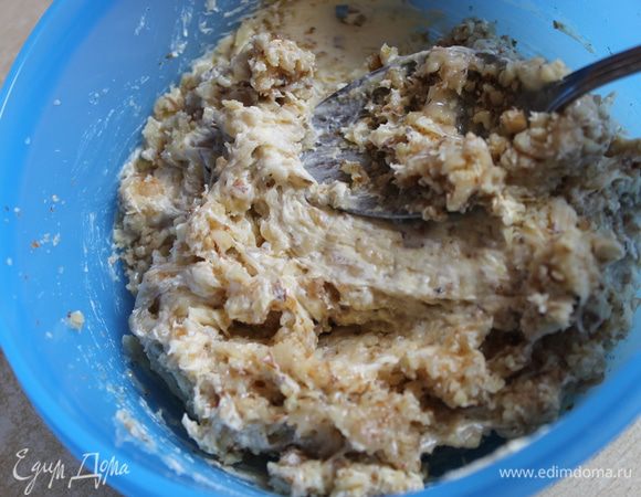 смешать орехи с маслом и медом