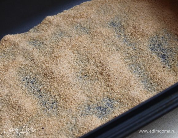 в форму принмерно 20 на 30 насыпаем сахар коричневый..