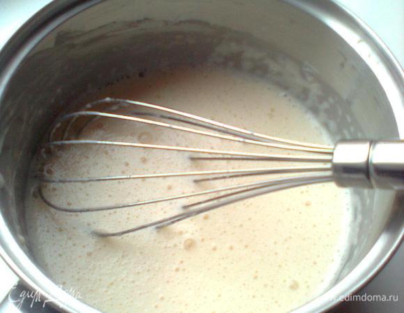 Сделать блинное тесто по предлагаемому рецепту (или по своему любимому).
В ковшике чуть взбить венчиком яйцо, сахар и соль, добавить молоко и минералку, растительное масло, хорошо размешать и всыпать муку до нужной блинной  консистенции.
