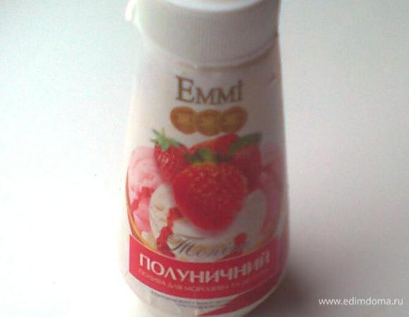 Подготовить «инструмент»: взять бутылку и проделать отверстие в крышечке, чтобы выливалось тесто. Можно пойти по моему пути и приспособить вот такую емкость – она оказалась очень удобной