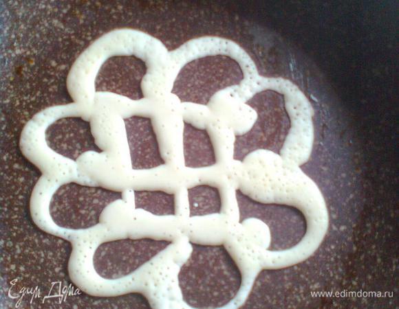 Сковородку смазать растительным маслом с помощью кисточки и разогреть. Выдавливать из бутылочки произвольные рисунки, печь как обычно пекут блины, только переворачивать очень осторожно!