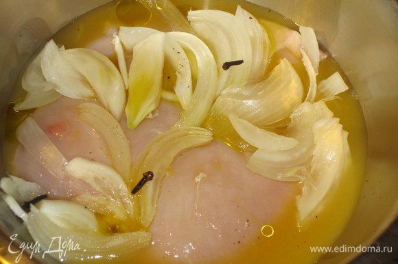 Мясо положить в миску, добавить лимонный и апельсиновый сок,лук,гвоздику, оливковоe маслo.Накрыть плёнкой и поместить в холодильник на несколько часов.