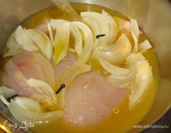 Мясо положить в  миску, добавить лимонный и апельсиновый сок,лук,гвоздику, оливковоe маслo.Накрыть плёнкой и поместить в холодильник на несколько часов.