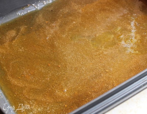 туда же наливаем растопленый мед с маслом, размешиваем