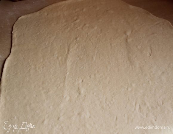 займемся тестом..раскатаем пласт в 2 раза больше размера формы..я сильно тонко сделала..ориентируйтесь по вашей форме