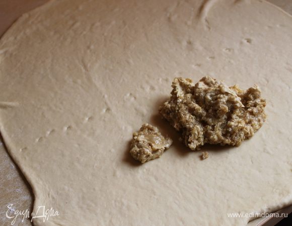 на половину пласта выкладываем начинку...и размазываем