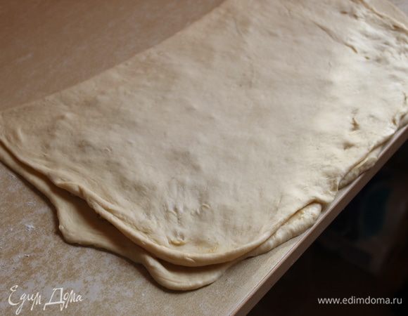 складываем пласт и защипываем по краям