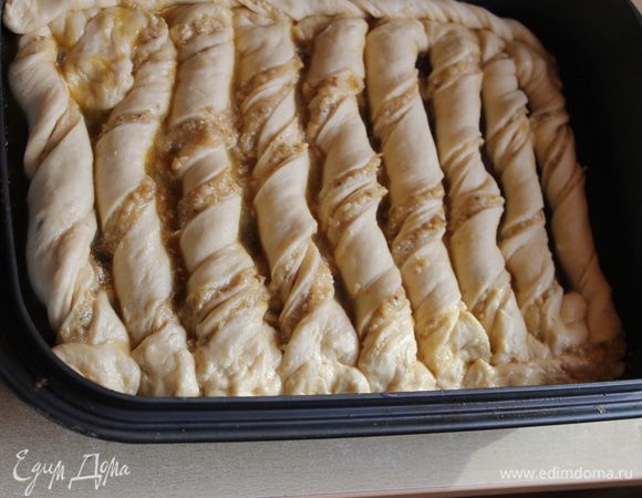 складываем в форму на наш соус..ставим на расстойку на 30 минут..Выпекаем в духовке при 190 гр 15 минут