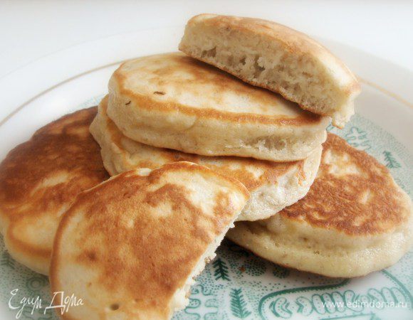 1. Банан размять в пюре и растереть с сахаром.
2. Добавить яйца с солью и слегка взбить.
