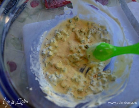 Зеленый лук смешать с майонезом. Добавить лимон.сок, перец и чесночный порошок с кайен.перцем, перемешать все.