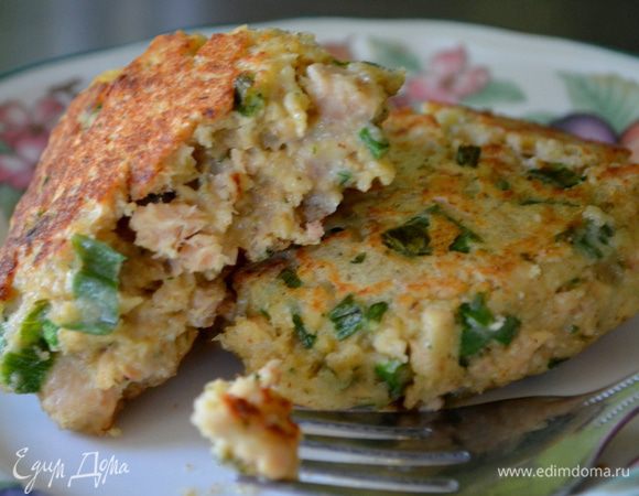 На разогретую маслом сковороду выложить наши котлетки и обжаривать примерно 3-4 мин. сторона. Подаем горячими. Приятного аппетита.