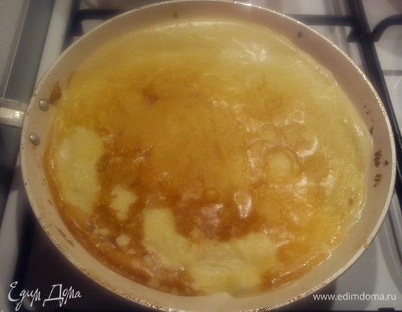 Взбить яйца с сахаром, добавить соль и немного молока. Постоянно взбивая всыпатьмуку. Долить оставшееся молоко. Масло я не добавляю, стараюсь для блинчиков покупать домашнее молоко хорошей жирности. Испечь тонкие блинчики