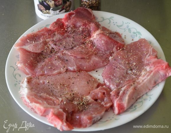 Свиные котлеты посолить и поперчить с двух сторон.