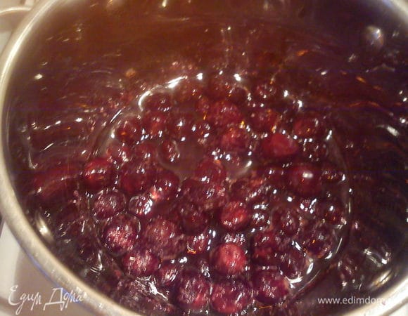 Вишню посыпать сахаром и уварить