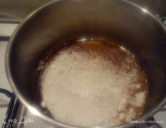 Сахар для яблочной начинки всыпать в ковшик и карамелизовать 
