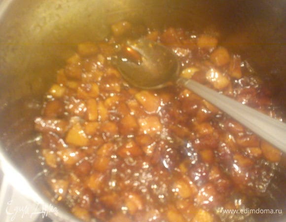 Добавить яблоки и потомить до прозрачности