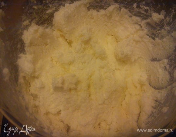 Творог и сахар выложить в блендер,добавить ваниль и сливки. Взбить до однородной массы