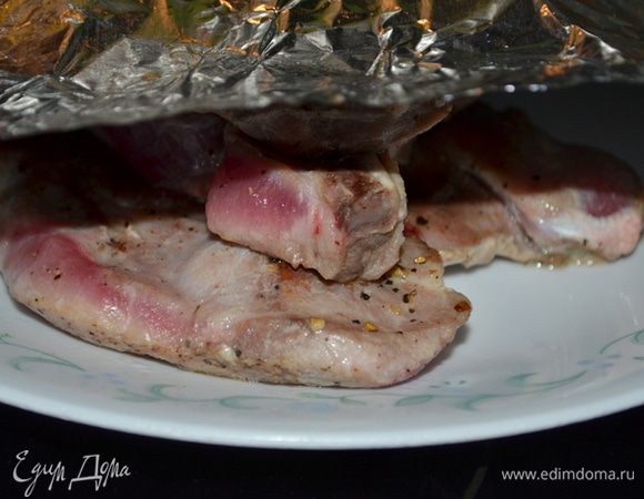 Выложить их на тарелку и прикрыть фольгой.