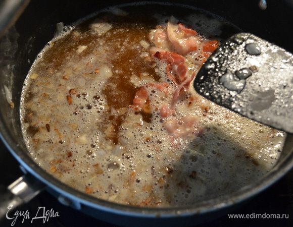 Бекон выложим на горячую сковороду и обжарим 2-3 мин.Затем добавим лук и жарим вместе 7 мин. Добавим муку и обжариваем 1 мин., затем пиво.Как пиво начнет выпариваться добавить бульон,если жидкости мало.Посолить и поперчить.