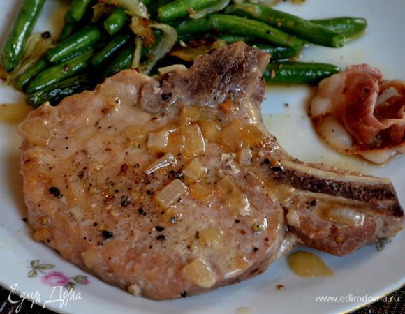 Подаем свиные котлеты и поверх соус с беконом и пивом. Приятного аппетита.
Я к примеру в след.раз буду бекон нарезать мелко,так намного лучше на мой взгляд.