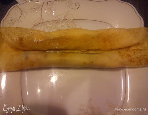 Свернуть с обеих сторон в трубочки по направлению к центру 