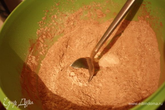 В миске смешать просеянные муку и какао-порошок, добавить сахар, все перемешать.