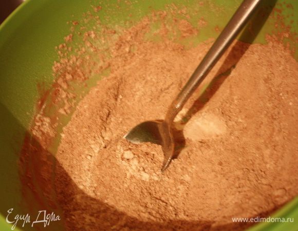 В миске смешать просеянные муку и какао-порошок, добавить сахар, все перемешать.