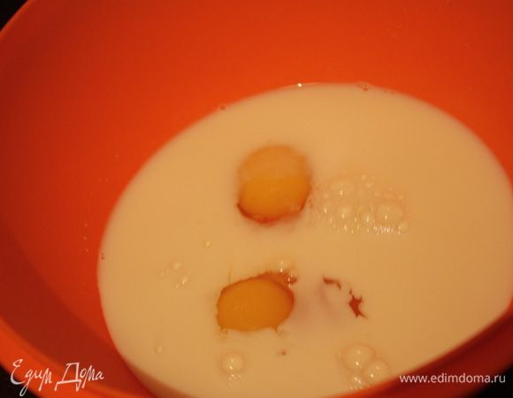 В другой миске взбить венчиком молоко с яйцами.