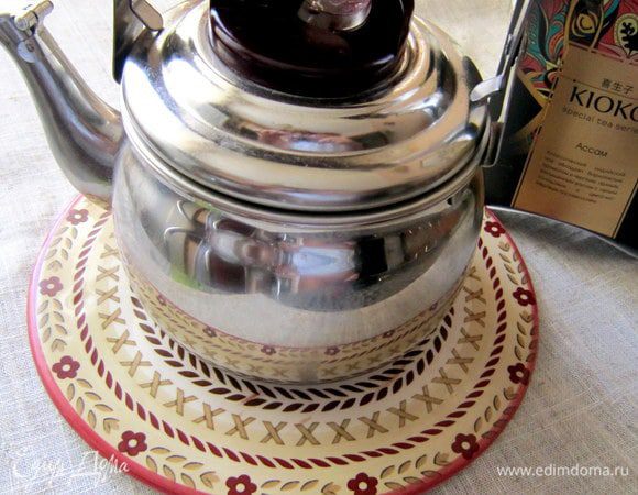 Заварить крепкий чай.
