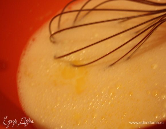 Добавить пиво и растопленное масло, все перемешать.