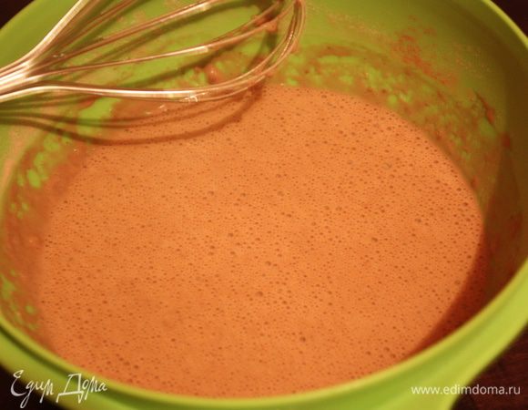 В миску с сухими компонентами выливаем молочно-яичную смесь, все тщательно перемешиваем до однородности. Закрываем пищевой пленкой и убираем на ночь в холодильник.