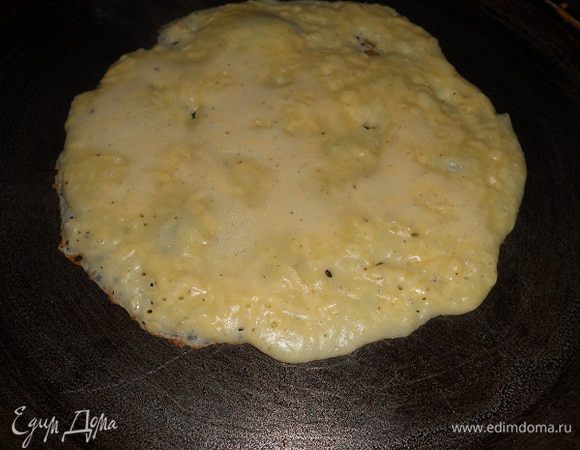 Печем блинчики с двух сторон.